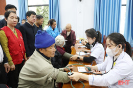 Hơn 300 người dân được khám, cấp phát thuốc miễn phí