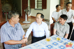 Bí thư Tỉnh ủy thăm hỏi, tặng quà các thương binh, bệnh binh