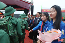 Chủ tịch UBND tỉnh tặng hoa chúc mừng, động viên tân binh lên đường tòng quân