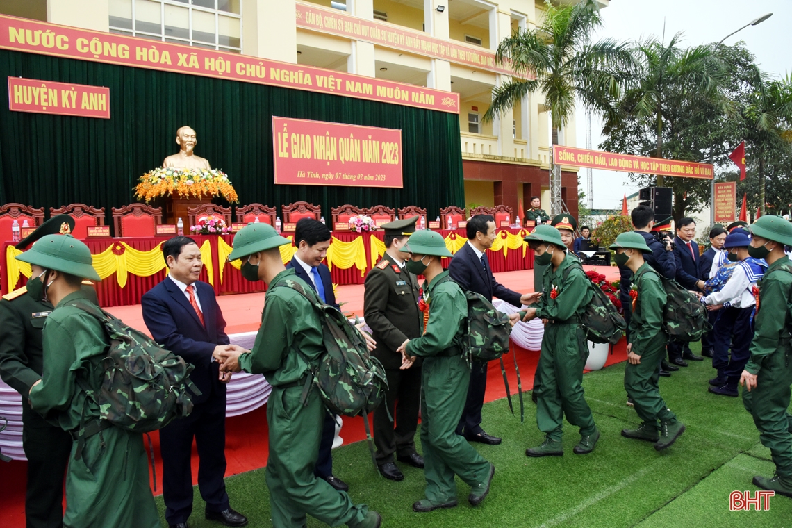Phó Bí thư Thường trực Tỉnh ủy Trần Thế Dũng dự ngày hội tòng quân ở huyện Kỳ Anh
