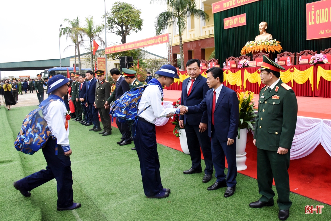 Phó Bí thư Thường trực Tỉnh ủy Trần Thế Dũng dự ngày hội tòng quân ở huyện Kỳ Anh