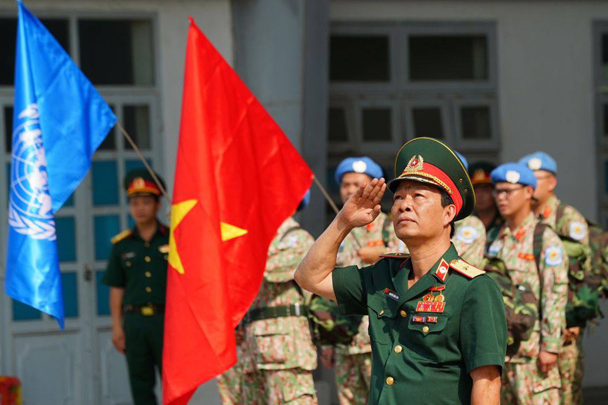 Xúc động giờ phút chia tay chiến sĩ mũ nồi xanh lên đường sang Nam Sudan - 4 Xúc động giờ phút chia tay chiến sĩ mũ nồi xanh lên đường sang Nam Sudan