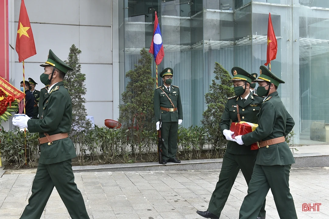 Đón nhận 11 hài cốt liệt sỹ hy sinh tại Lào về nước qua Cửa khẩu Cầu Treo