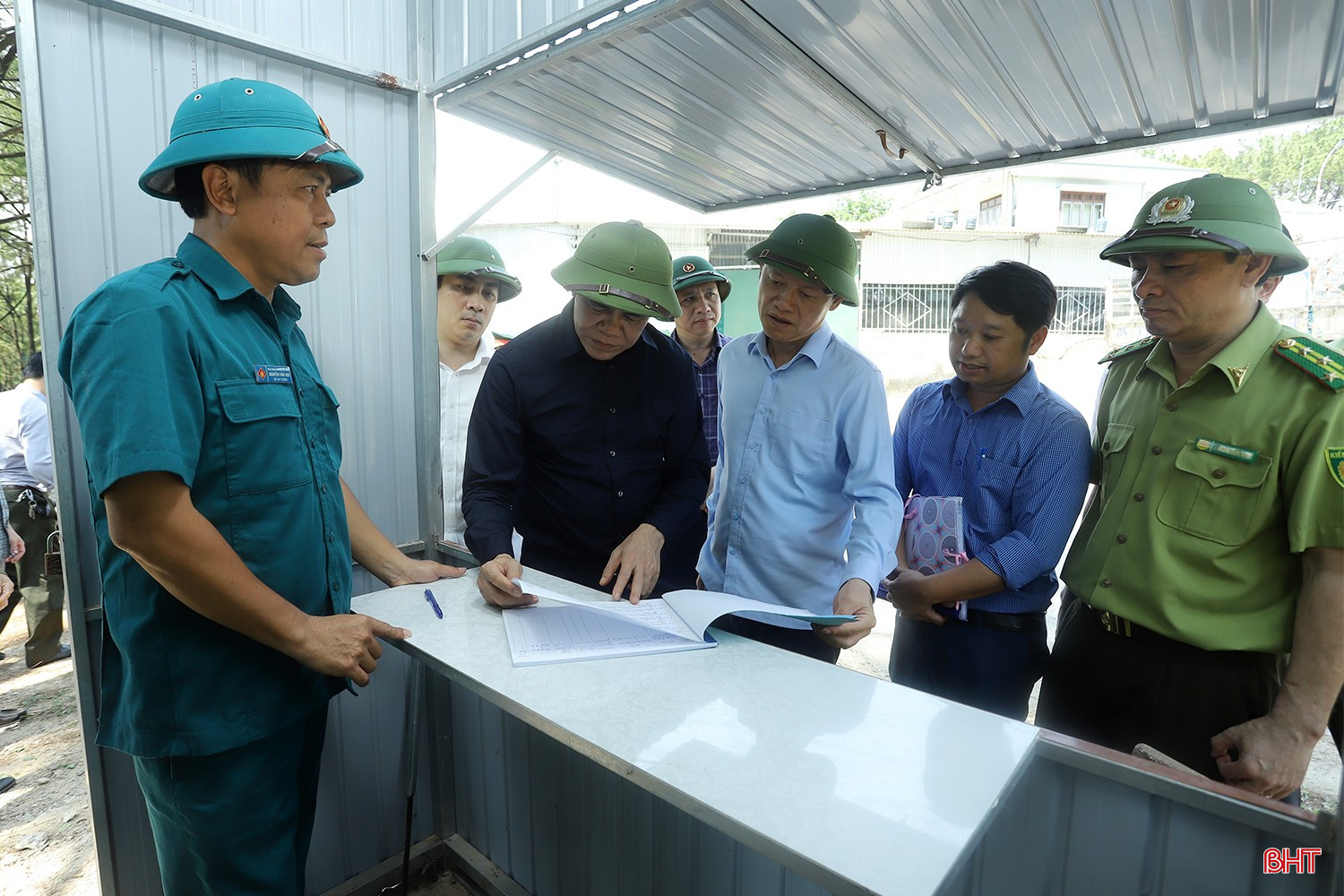 Lãnh đạo tỉnh kiểm tra điểm chốt trực kiểm soát người ra vào rừng ở TX Hồng Lĩnh. bqbht_br_phong-chay-chua-chay-rung.jpg