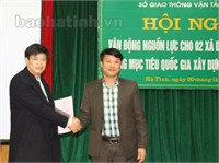 Trao chứng nhận cho các doanh nghiệp ủng hộ tại hội nghị