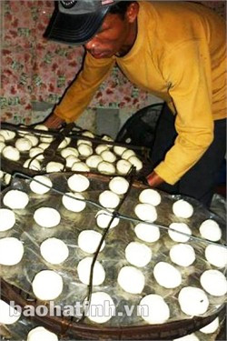 Một ngày chỉ ngủ được 3-4 tiếng đồng hồ, bán xong bánh họ lại vội vã trở về nhà trọ làm tiếp bánh để kịp đưa đi bán