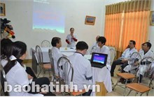 Nhân viên y tế Bệnh viện Đa khoa thành phố và các trạm y tế trên địa bàn nghe các nội dung triển khai Đơn vị thấp tim