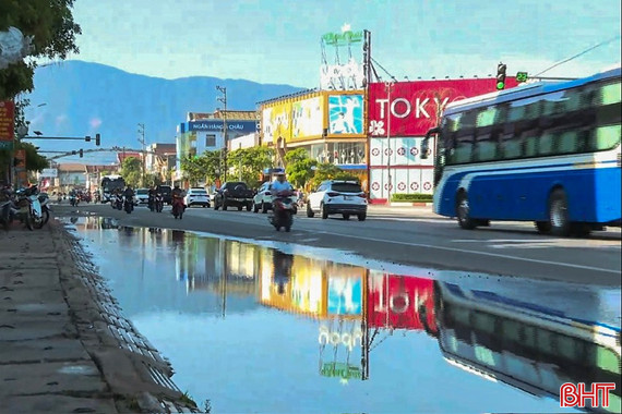 Nước tràn lên QL 1 qua Hà Tĩnh do cao trình kênh thoát nước bất hợp lý