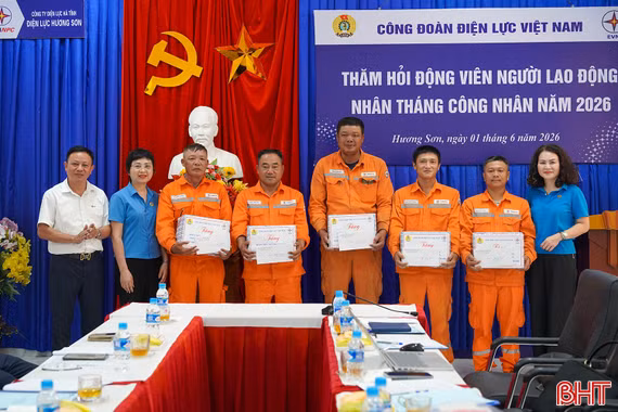 Công đoàn Điện lực Việt Nam thăm hỏi cán bộ, công nhân Điện lực Hương Sơn