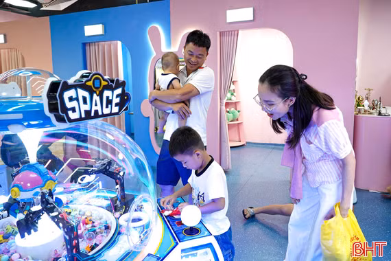 Sôi động tại trung tâm thương mại dịp nghỉ lễ