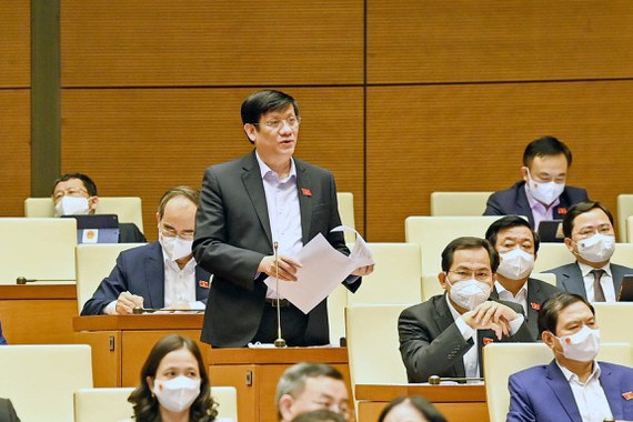 Bộ trưởng Nguyễn Thanh Long trả lời chất vấn về công tác phòng chống dịch bệnh COVID-19, chiến lược vaccine, quản lý giá xét nghiệm, thuốc chữa bệnh... Ngày 10/11, Quốc hội tiến hành chất vấn và trả lời chất vấn