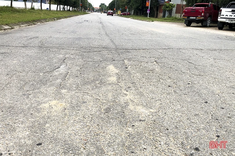 Sau xe container, đến lượt xe cơi nới thành thùng “tung hoành” trên Tỉnh lộ 552