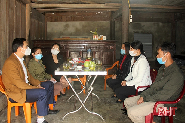 Trao 25 suất quà cho giáo viên có hoàn cảnh khó khăn ở Thạch Hà