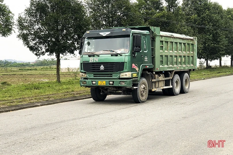 Sau xe container, đến lượt xe cơi nới thành thùng “tung hoành” trên Tỉnh lộ 552