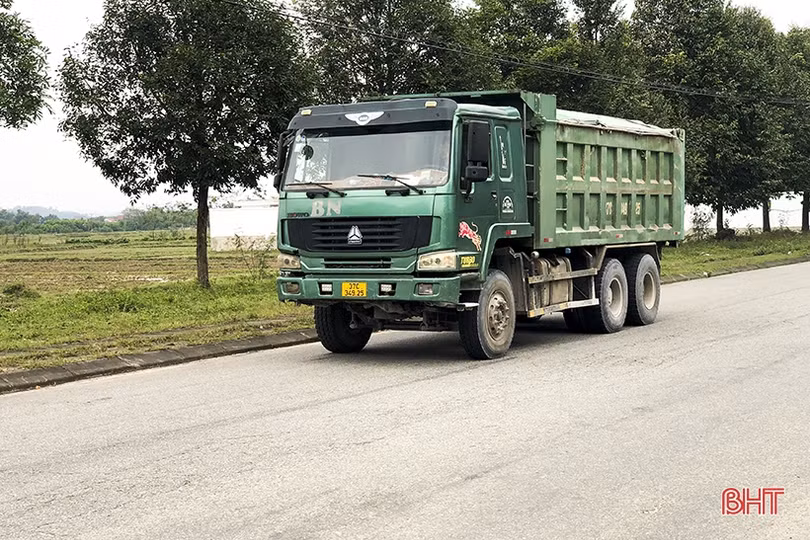 Sau xe container, đến lượt xe cơi nới thành thùng “tung hoành” trên Tỉnh lộ 552