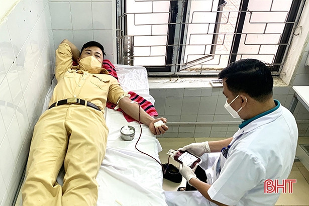 Một chiến sĩ Công an huyện Hương Sơn kịp thời hiến máu cứu người