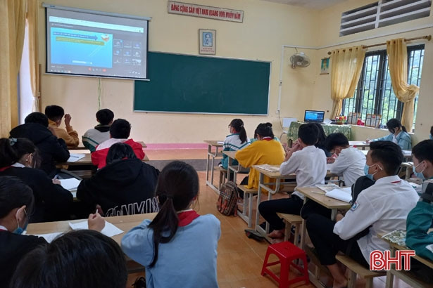 Trang bị kỹ năng tham gia giao thông cho học sinh miền núi Vũ Quang