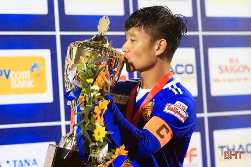 Quả bóng vàng Đinh Thanh Trung sẽ đeo băng đội trưởng Hồng Lĩnh Hà Tĩnh mùa giải V.League 2022