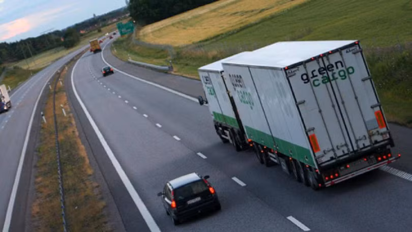 Làm thế nào để hạn chế nguy hiểm khi lái xe cạnh xe tải?