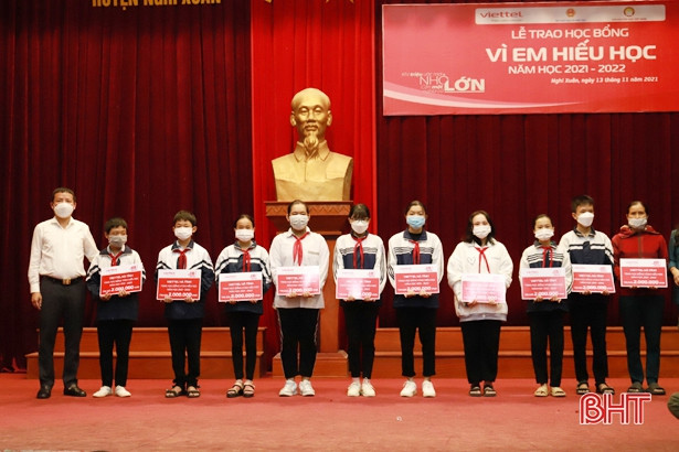 Viettel Hà Tĩnh trao 80 suất học bổng “Vì em hiếu học”