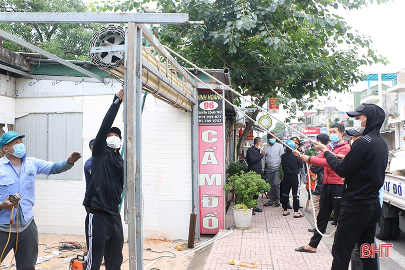 Tổ chức tháo dỡ ki-ốt xây dựng trái phép trên đất người khác