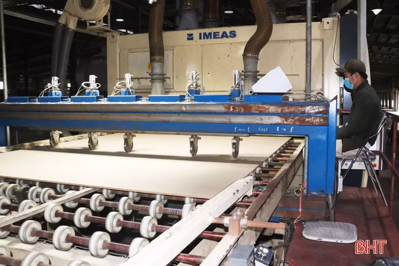 Nhà máy sản xuất gỗ công nghiệp lớn nhất Hà Tĩnh tất bật với đơn hàng cuối năm