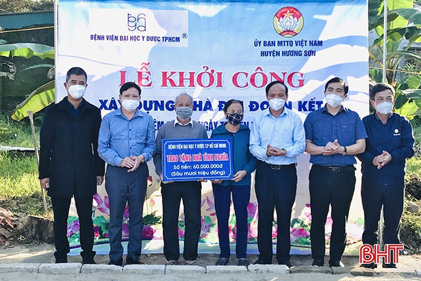 Xây dựng 5 nhà đại đoàn kết cho hộ nghèo ở Hương Sơn