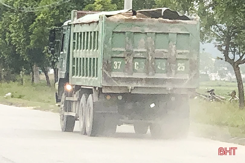 Sau xe container, đến lượt xe cơi nới thành thùng “tung hoành” trên Tỉnh lộ 552