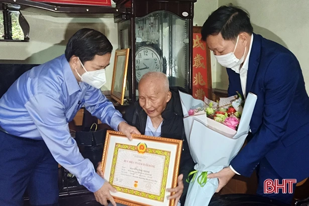 Trao Huy hiệu 75 năm tuổi Đảng cho 7 đảng viên ở Hương Sơn