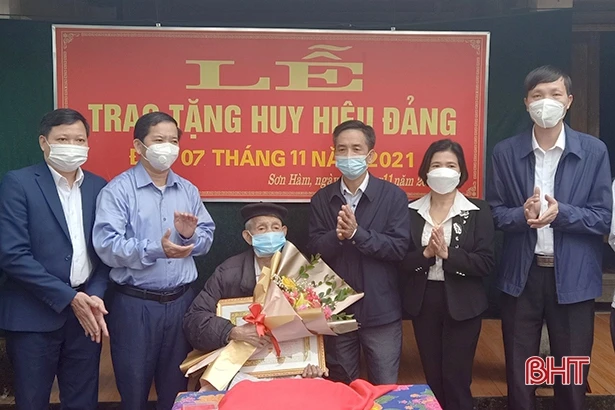 Trao Huy hiệu 75 năm tuổi Đảng cho 7 đảng viên ở Hương Sơn