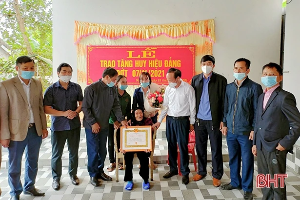 Trao Huy hiệu 75 năm tuổi Đảng cho 7 đảng viên ở Hương Sơn