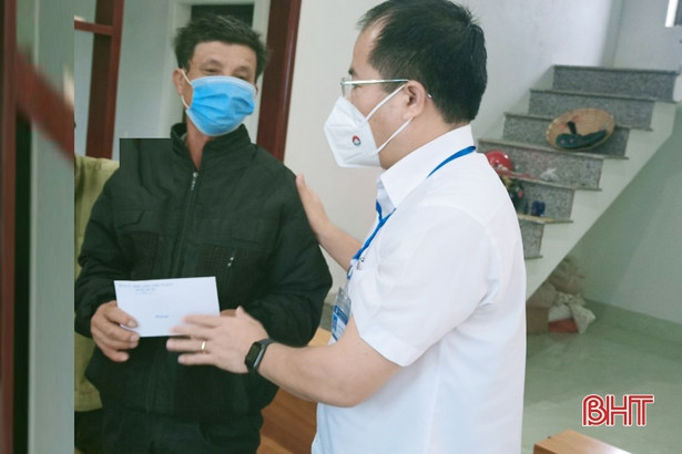 Chìm thuyền đánh cá, 2 ngư dân ở Hà Tĩnh may mắn thoát nạn