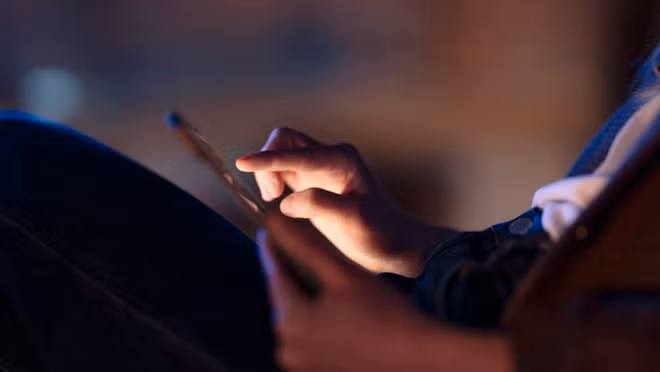 Chuyện công sở: Phản ứng ra sao khi sếp gửi tin nhắn ngoài giờ làm?