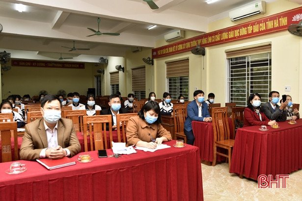 Trao thiết bị học tập trực tuyến cho 15 học sinh nghèo ở TX Hồng Lĩnh