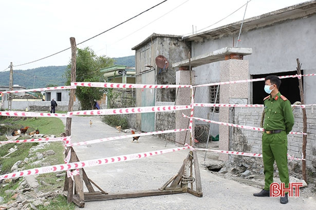 Ngày 11/11, Hà Tĩnh test nhanh cho hơn 2.500 người để sàng lọc nguy cơ dịch trong cộng đồng