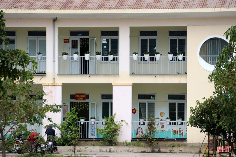 Ngay sau khi phát hiện 2 ca nhiễm COVID-19 tại thôn Bắc Hà vào ngày 10/11, TX Kỳ Anh đã chỉ đạo lực lượng phong tỏa các khu vực liên quan và tiến hành truy vết F1, F2 của các ca bệnh. Qua truy vết, tính đến 7h sáng nay (11/11), TX Kỳ Anh đã xác định được 53 F1 và 110 F2 có liên quan đến 2 ca bệnh. 53 trường hợp F1 đã được đưa đến cách ly tập trung tại Trường Mầm non xã Kỳ Hà; các trường hợp F2 được yêu cầu tự theo dõi y tế tại nhà. Ông Lê Văn Luyện - Bí thư Đảng ủy xã Kỳ Hà cho biết: “Các trường hợp F1 đã được bố trí vào các phòng ở phù hợp với từng nhóm đối tượng như: người già, trẻ em và theo nhóm gia đình để thuận tiện trong việc quản lý, đảm bảo công tác phòng dịch. Xã đã huy động nguồn xã hội hoá để hỗ trợ các suất ăn cho bà con hằng ngày”. Tâm dịch” Kỳ Anh: Kiểm soát ổ dịch cũ, khẩn trương ứng phó với diễn biến mới