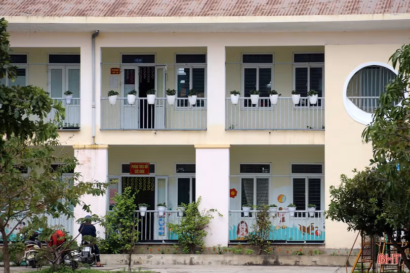 Ngay sau khi phát hiện 2 ca nhiễm COVID-19 tại thôn Bắc Hà vào ngày 10/11, TX Kỳ Anh đã chỉ đạo lực lượng phong tỏa các khu vực liên quan và tiến hành truy vết F1, F2 của các ca bệnh. Qua truy vết, tính đến 7h sáng nay (11/11), TX Kỳ Anh đã xác định được 53 F1 và 110 F2 có liên quan đến 2 ca bệnh. 53 trường hợp F1 đã được đưa đến cách ly tập trung tại Trường Mầm non xã Kỳ Hà; các trường hợp F2 được yêu cầu tự theo dõi y tế tại nhà. Ông Lê Văn Luyện - Bí thư Đảng ủy xã Kỳ Hà cho biết: “Các trường hợp F1 đã được bố trí vào các phòng ở phù hợp với từng nhóm đối tượng như: người già, trẻ em và theo nhóm gia đình để thuận tiện trong việc quản lý, đảm bảo công tác phòng dịch. Xã đã huy động nguồn xã hội hoá để hỗ trợ các suất ăn cho bà con hằng ngày”. Tâm dịch” Kỳ Anh: Kiểm soát ổ dịch cũ, khẩn trương ứng phó với diễn biến mới