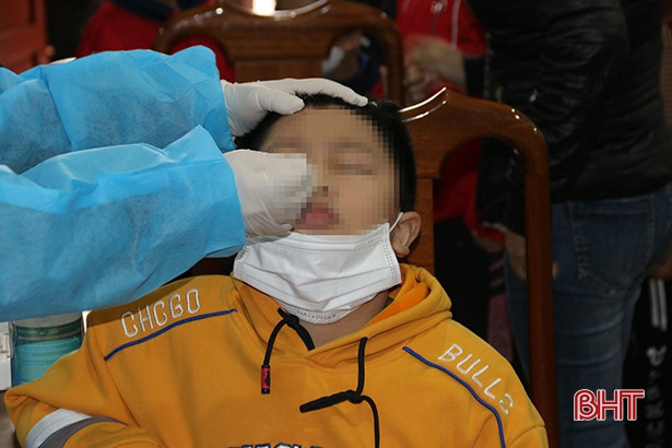 TX Kỳ Anh lấy hơn 2.000 mẫu xét nghiệm sau khi phát hiện ca nhiễm COVID-19 trong trường học