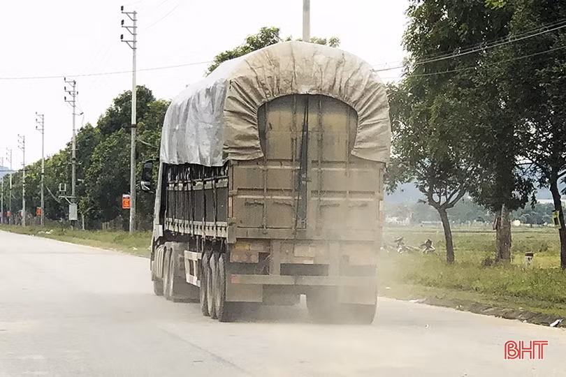 Sau xe container, đến lượt xe cơi nới thành thùng “tung hoành” trên Tỉnh lộ 552