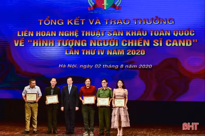 Nữ diễn viên Hà Tĩnh gây ấn tượng ở bộ phim “Phố trong làng”