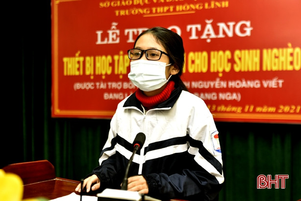 Trao thiết bị học tập trực tuyến cho 15 học sinh nghèo ở TX Hồng Lĩnh