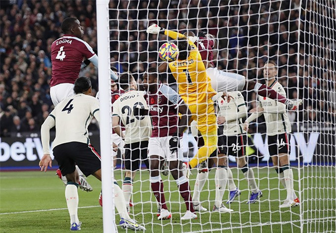 Thua tâm phục khẩu phục trước West Ham, Liverpool văng khỏi Top 3