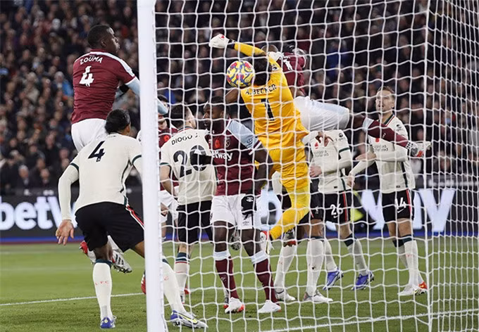 Thua tâm phục khẩu phục trước West Ham, Liverpool văng khỏi Top 3