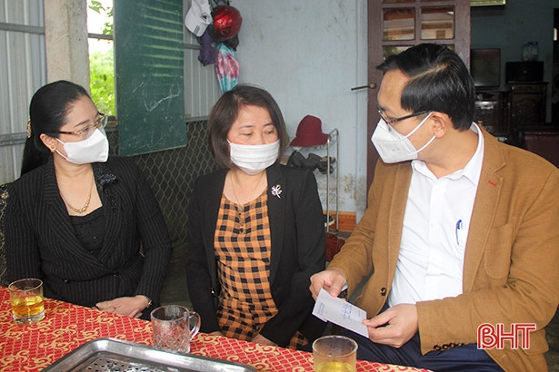 Trao 25 suất quà cho giáo viên có hoàn cảnh khó khăn ở Thạch Hà