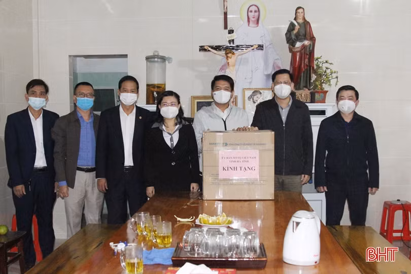 Chủ tịch Ủy ban MTTQ tỉnh Hà Tĩnh chúc mừng các giáo xứ nhân ngày hội đại đoàn kết