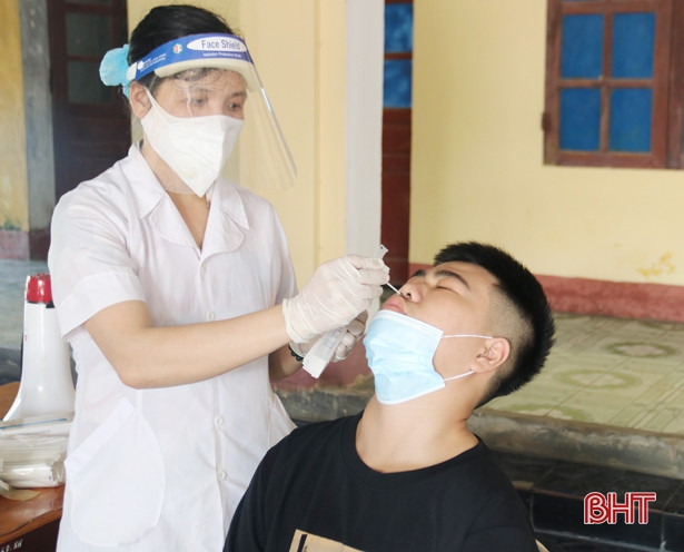 Ngày 11/11, Hà Tĩnh test nhanh cho hơn 2.500 người để sàng lọc nguy cơ dịch trong cộng đồng