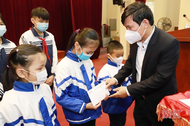 Viettel Hà Tĩnh trao 80 suất học bổng “Vì em hiếu học”