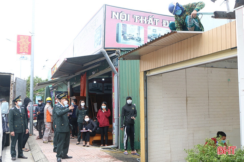 Tổ chức tháo dỡ ki-ốt xây dựng trái phép trên đất người khác