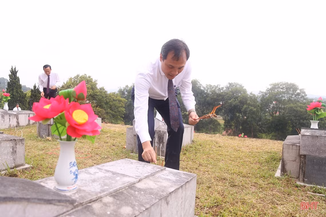 Lãnh đạo tỉnh dâng hương tại các địa chỉ đỏ ở Hà Tĩnh và Nghệ An