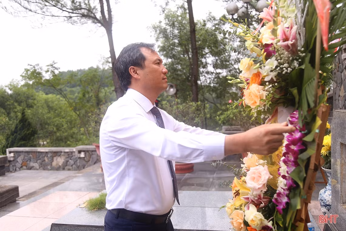 Lãnh đạo tỉnh dâng hương tại các địa chỉ đỏ ở Hà Tĩnh và Nghệ An